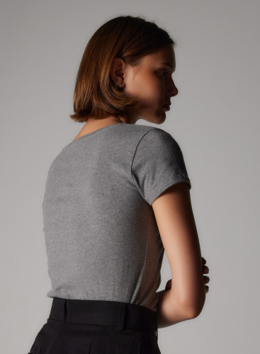 V-Ausschnitt T-Shirt mit kurzen Ärmeln aus organischer Baumwolle