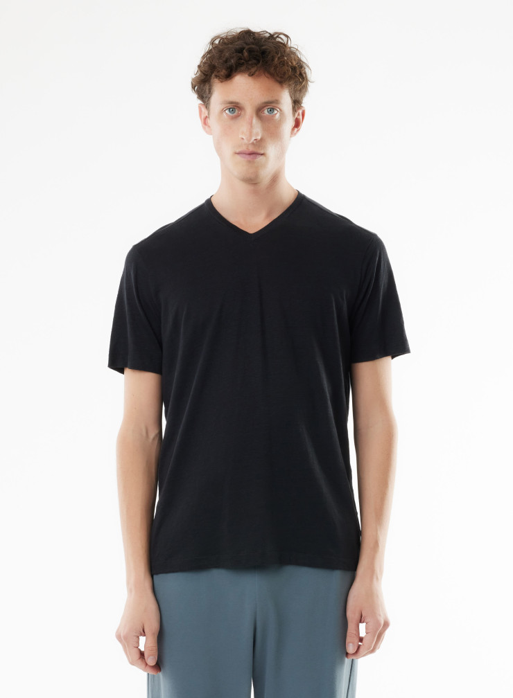 T-Shirt mit V-Ausschnitt und kurzen Ärmeln aus Leinen / Elastan