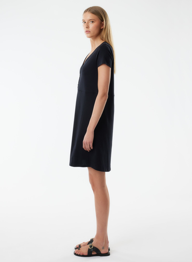 Kleid mit V-Ausschnitt und kurzen Ärmeln aus organischer Baumwolle