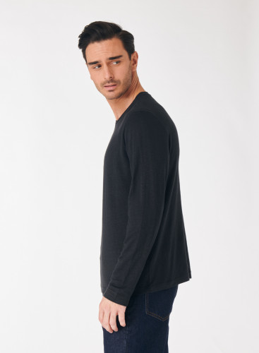 Black long sleeve round neck t-shirt