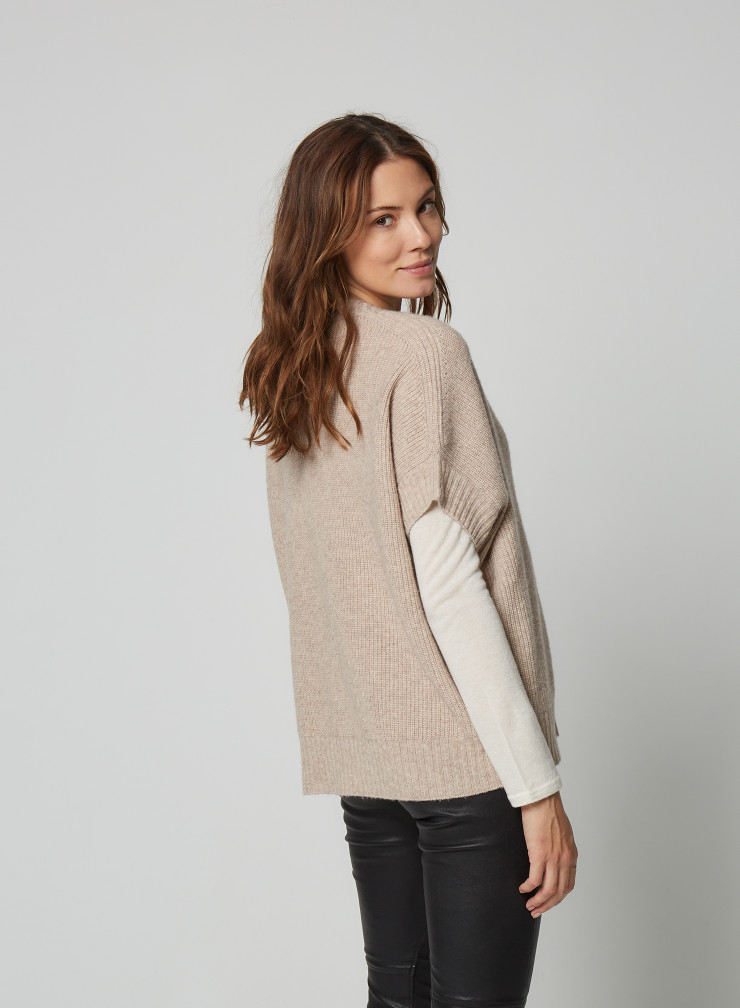 Wool / Cashmere sleeveless V-neck sweater