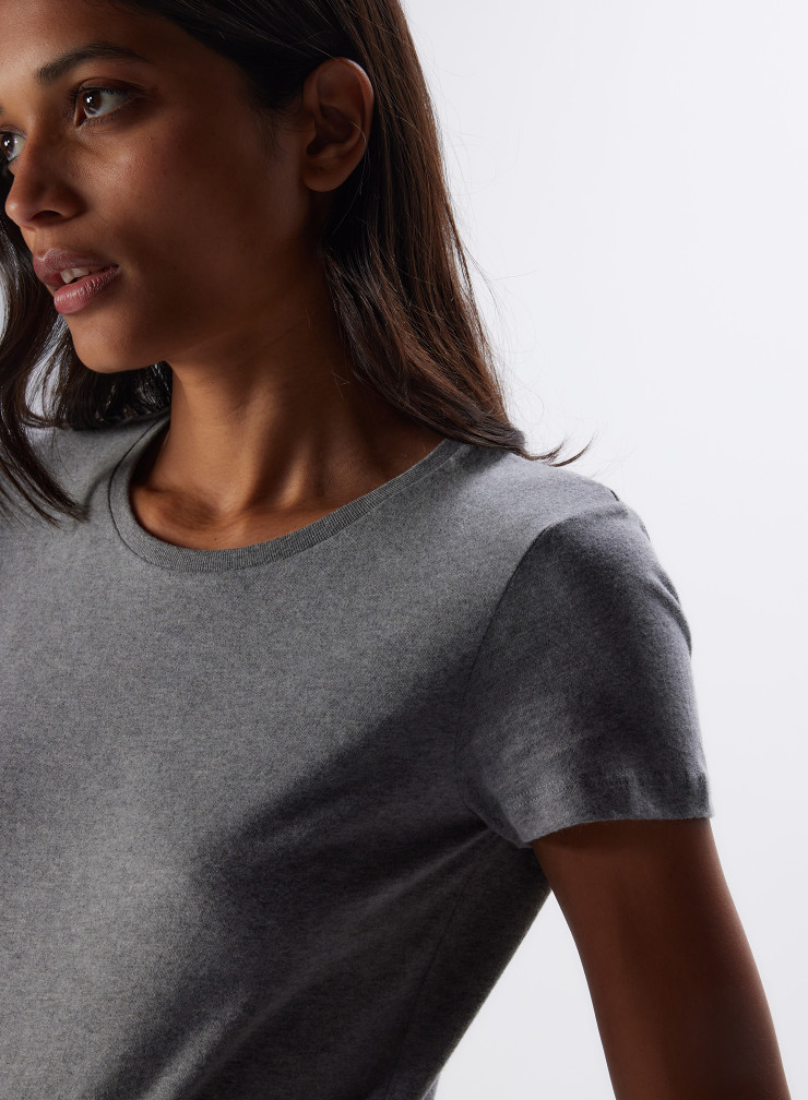 Lululemon women Size 6 scoop neck short sleeve T-Shirt in heather gray