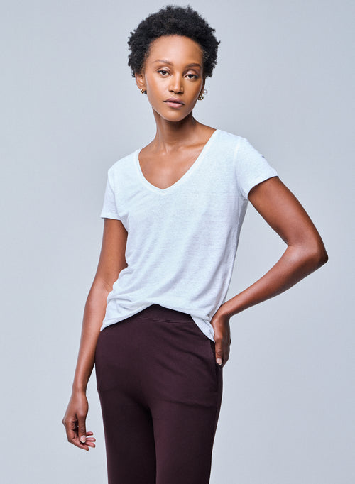 Camiseta blanca de lino y elastano con cuello de pico - MAJESTIC FILATURES