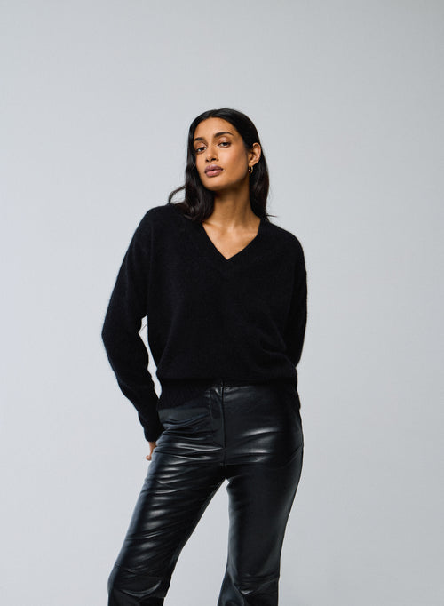 Pull Noir Col V Manches Longues en Raccoon - MAJESTIC FILATURES