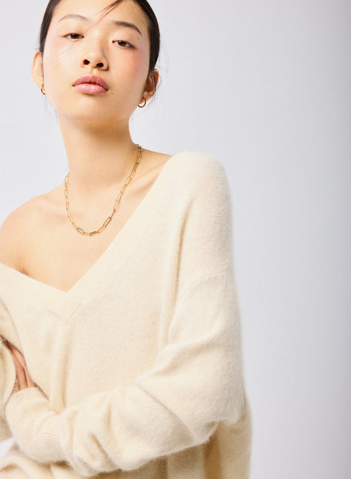 Pull Écru Col V Manches Longues en Raccoon - MAJESTIC FILATURES