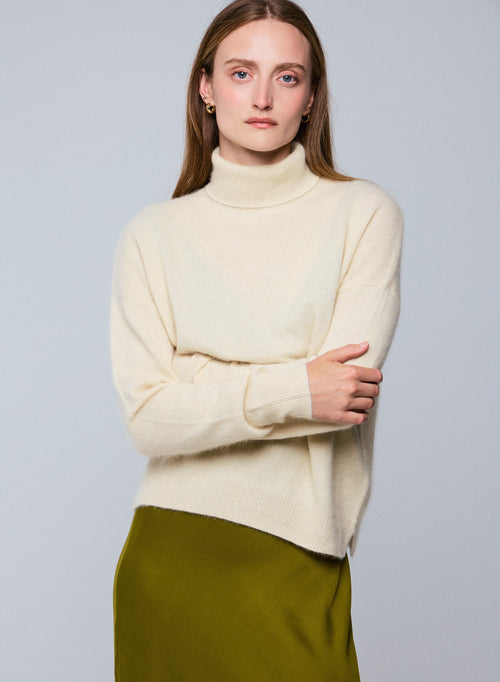 Pull Écru Col Roulé Manches Longues en Raccoon - MAJESTIC FILATURES