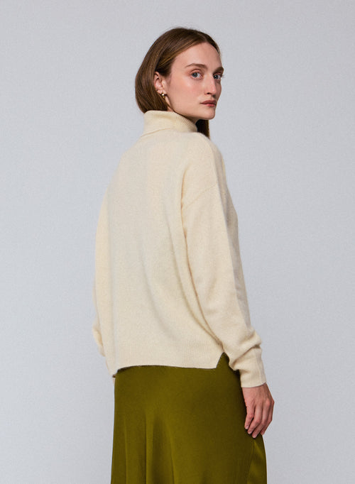 Pull Écru Col Roulé Manches Longues en Raccoon - MAJESTIC FILATURES