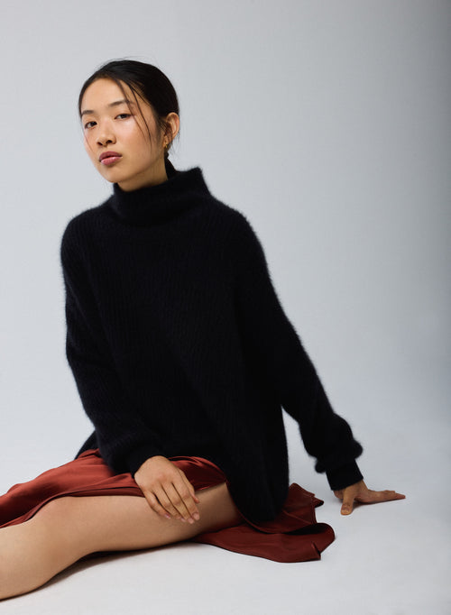 Black Turtleneck Long Sleeves Sweater in Wool / Fox / Polyamide - MAJESTIC FILATURES