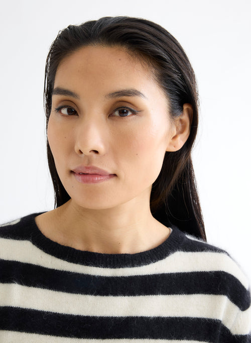 Schwarzer und weißer gestreifter Pullover mit Rundhalsausschnitt und langen Ärmeln aus Waschbär - MAJESTIC FILATURES