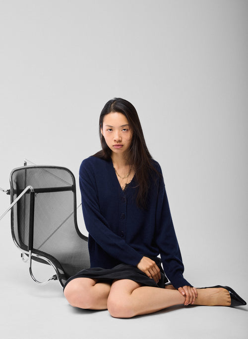 Gilet Marine Col V Manches Longues en Cachemire - MAJESTIC FILATURES