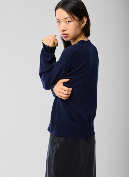 Gilet Marine Col V Manches Longues en Cachemire - MAJESTIC FILATURES