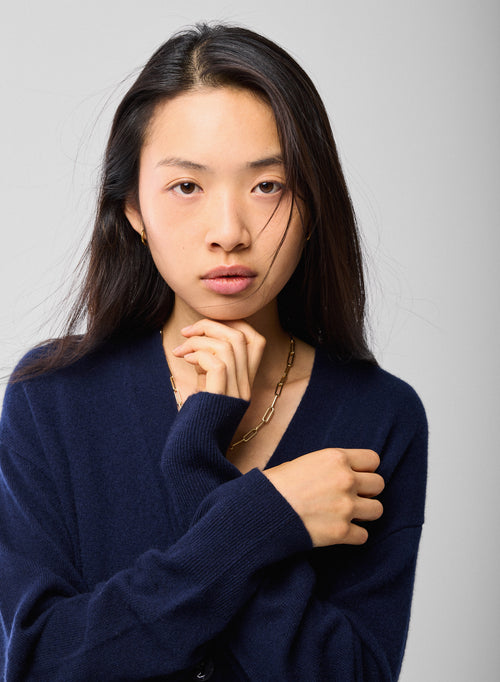 Gilet Marine Col V Manches Longues en Cachemire - MAJESTIC FILATURES