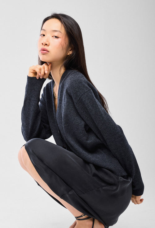 Gilet Gris Col V Manches Longues en Cachemire - MAJESTIC FILATURES