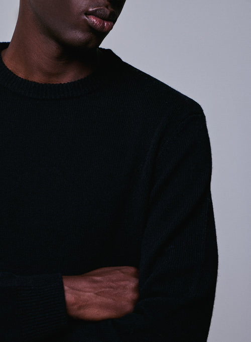 Suéter de lana merino de manga larga con cuello redondo negro - MAJESTIC FILATURES