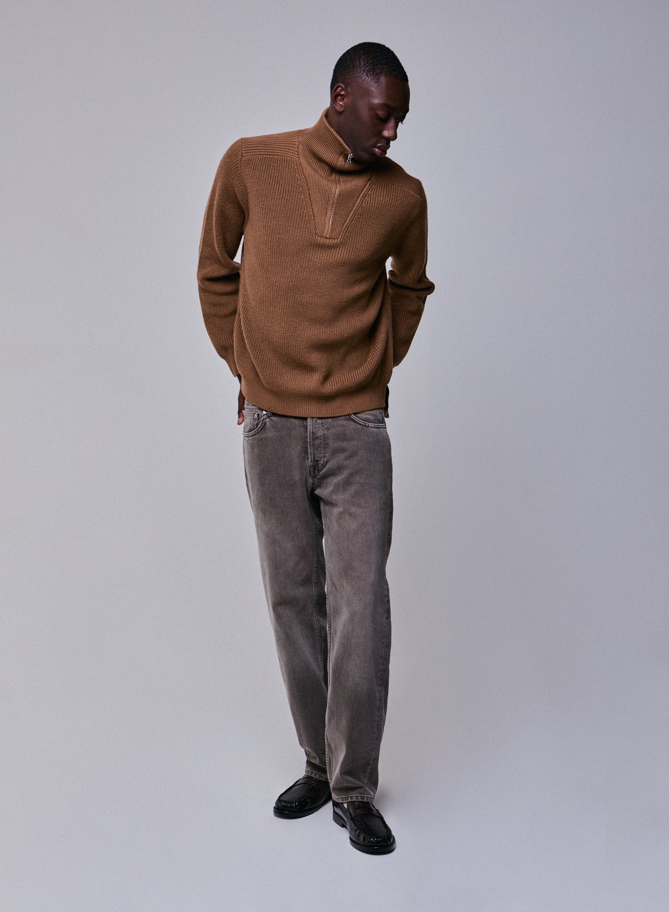 Jersey marrón con manga larga y cuello alto en lana merino HOMBRE
