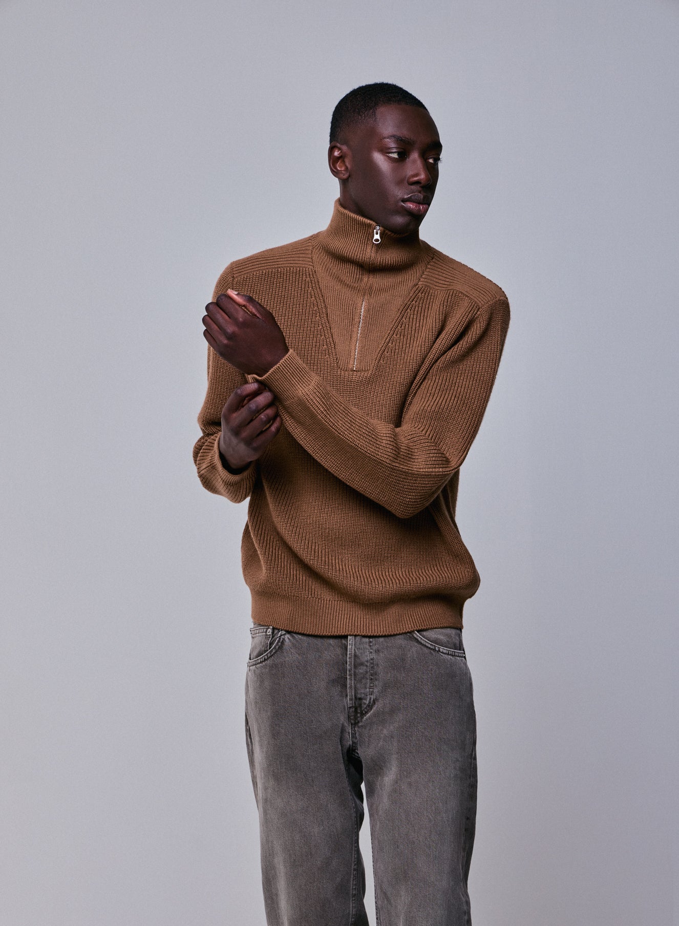 Jersey marrón con manga larga y cuello alto en lana merino HOMBRE