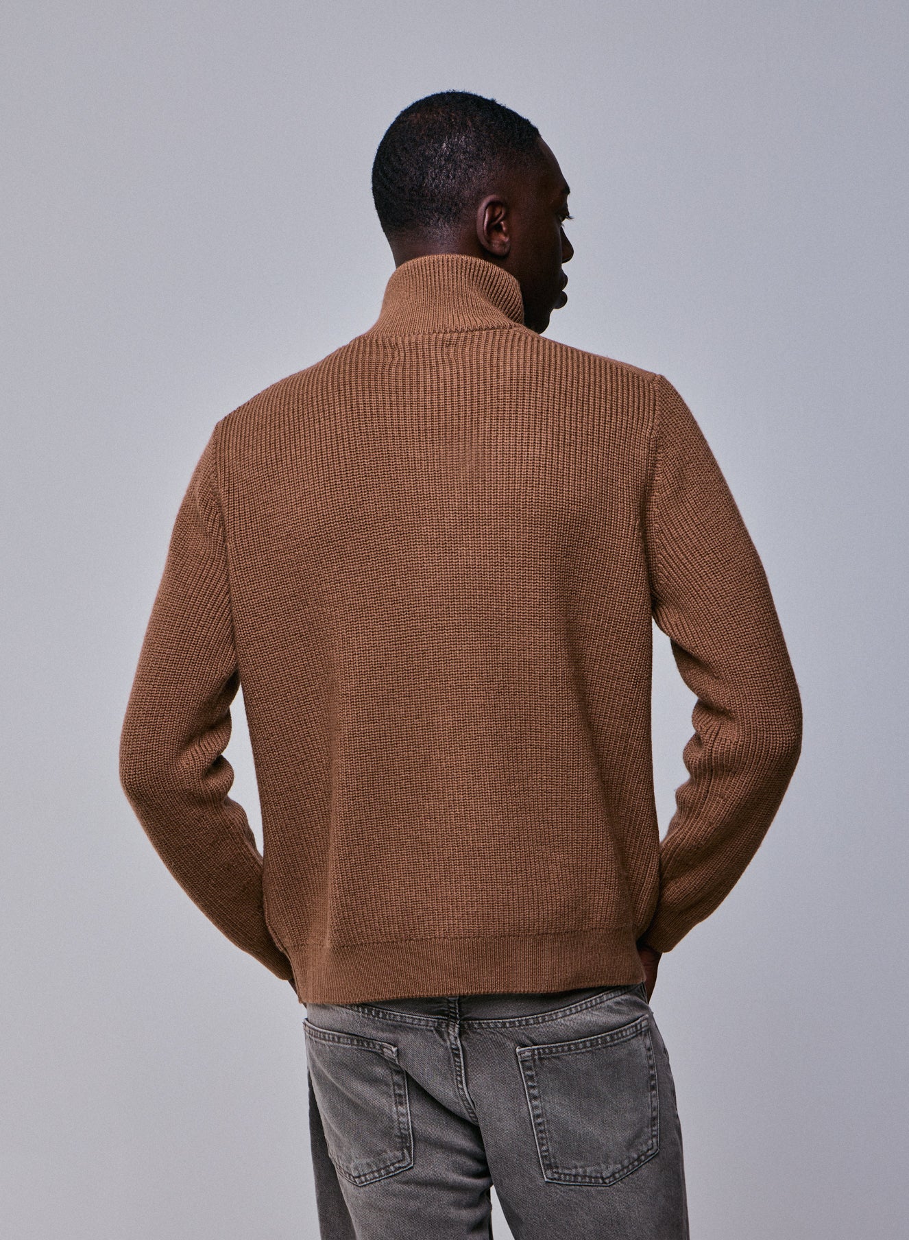 Jersey marrón con manga larga y cuello alto en lana merino HOMBRE