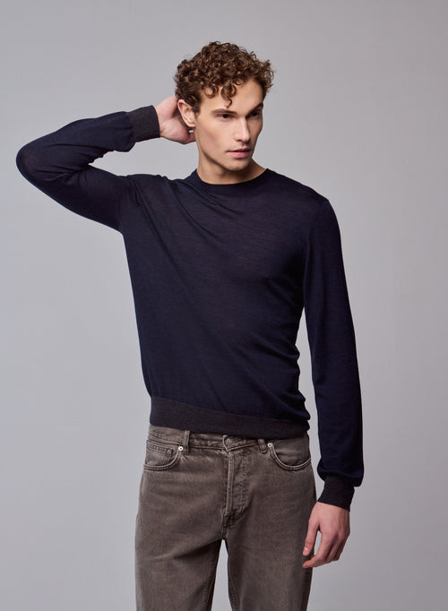 Suéter de manga larga con cuello redondo en lana merino azul marino - MAJESTIC FILATURES
