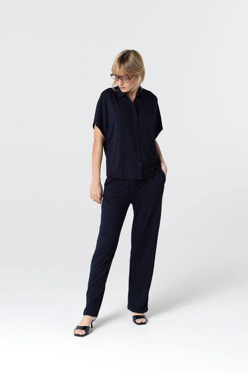 Kurzarmhemd aus Viskose/Elasthan in Marineblau - MAJESTIC FILATURES