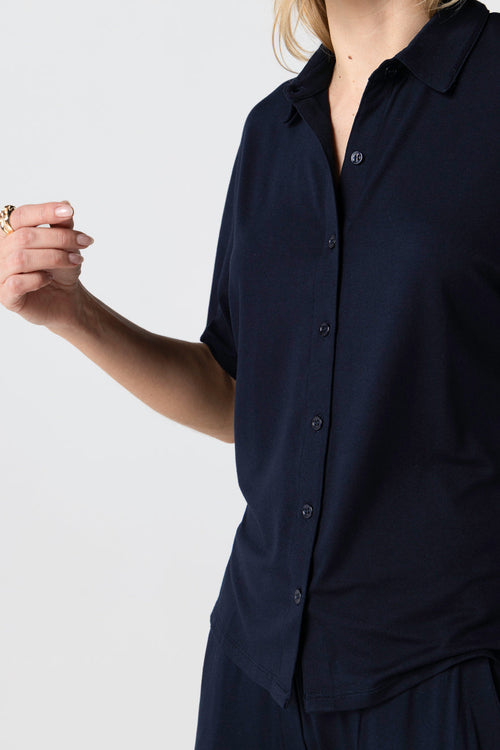 Kurzarmhemd aus Viskose/Elasthan in Marineblau - MAJESTIC FILATURES