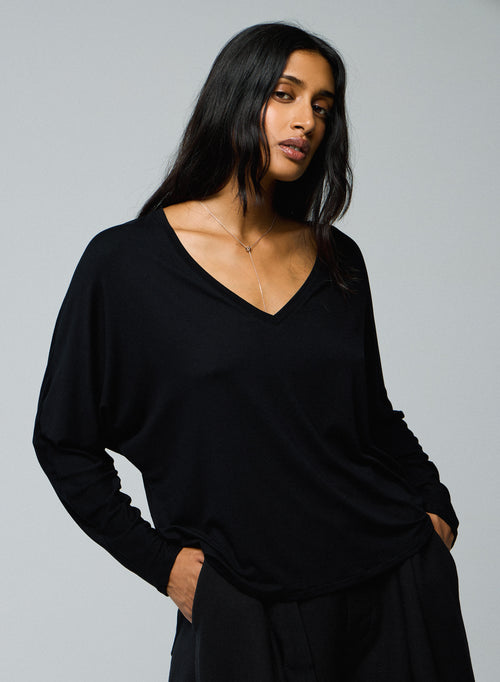 Schwarzes Langarm-T-Shirt aus Viskose / Elasthan mit V-Ausschnitt - MAJESTIC FILATURES