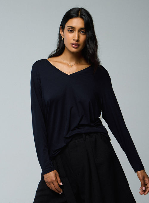 Marineblaues Langarm-T-Shirt aus Viskose / Elasthan mit V-Ausschnitt - MAJESTIC FILATURES