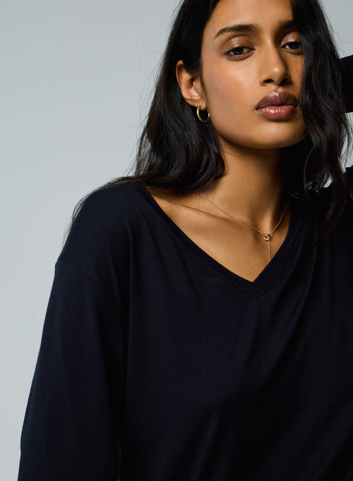 Marineblaues Langarm-T-Shirt aus Viskose / Elasthan mit V-Ausschnitt - MAJESTIC FILATURES