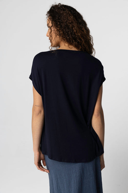 T-Shirt mit V-Ausschnitt und kurzen Ärmeln aus Viskose/Elasthan in Marineblau - MAJESTIC FILATURES