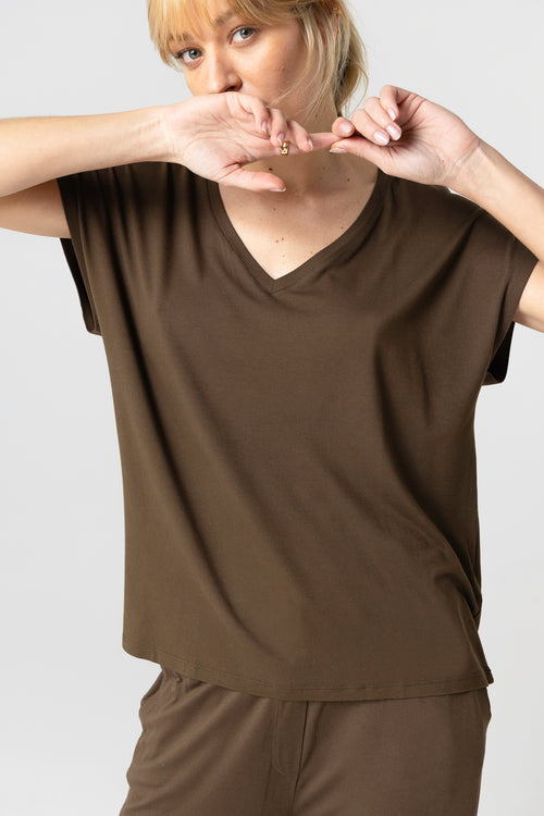 T-Shirt mit V-Ausschnitt und kurzen Ärmeln aus Viskose/Elasthan in Dunkelbraun - MAJESTIC FILATURES