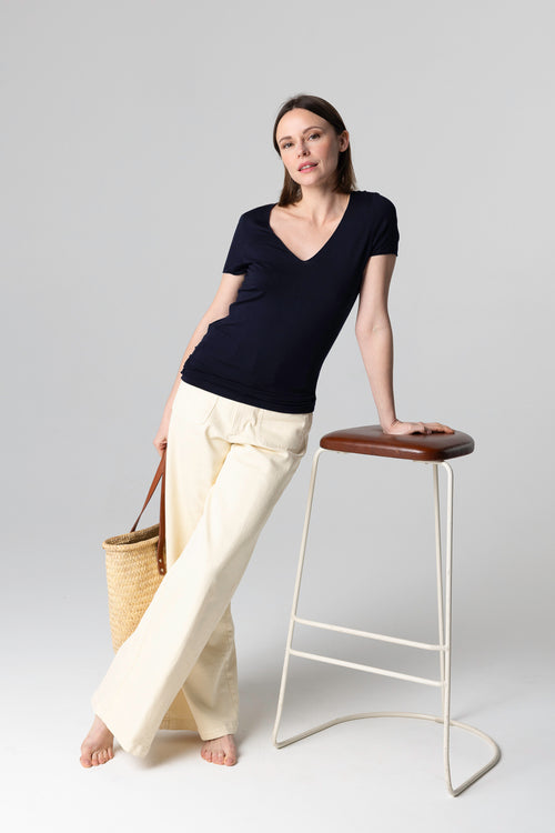 T-Shirt mit V-Ausschnitt und kurzen Ärmeln aus Viskose/Elasthan in Marineblau - MAJESTIC FILATURES