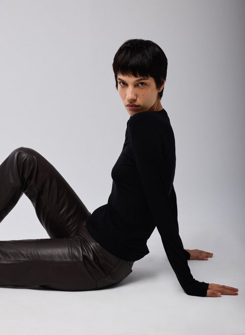 T-shirt Noir Col V Manches Longues en Viscose et Élasthanne - MAJESTIC FILATURES