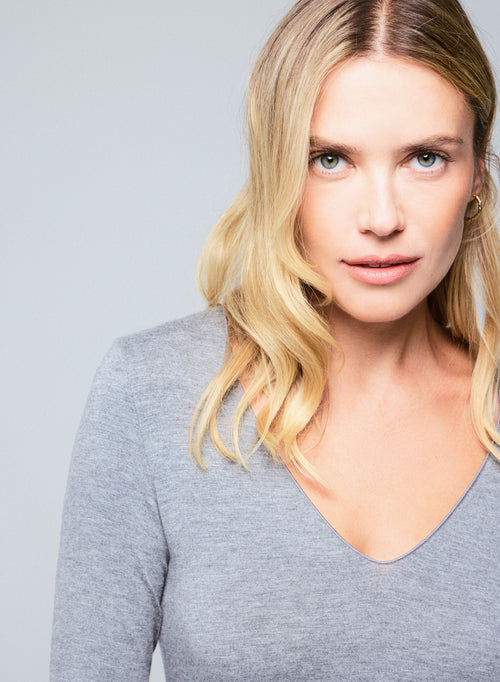 Graues Langarm-T-Shirt mit V-Ausschnitt aus Viskose / Elasthan - MAJESTIC FILATURES