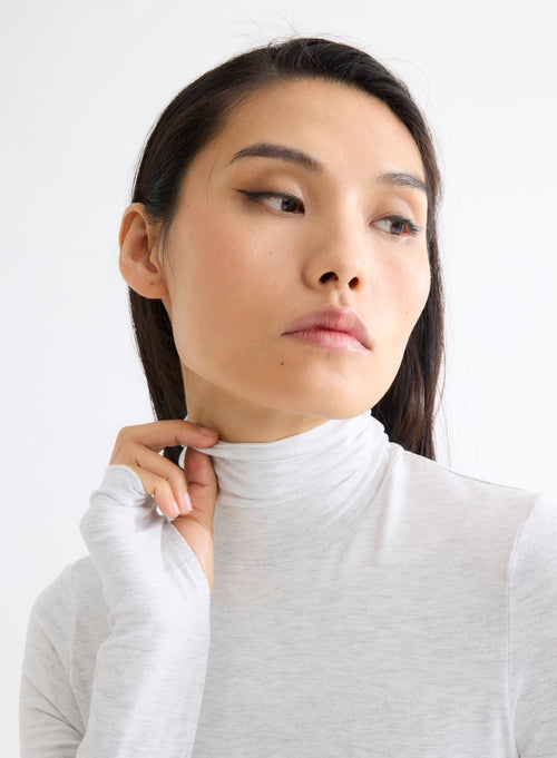 Camiseta gris perla de manga larga de viscosa y elastano con cuello vuelto - MAJESTIC FILATURES
