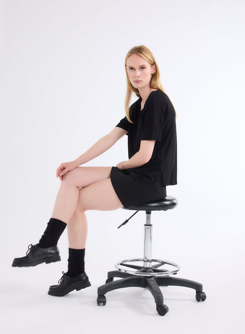 Camiseta negra oversize de viscosa y elastano de manga corta y cuello redondo - MAJESTIC FILATURES