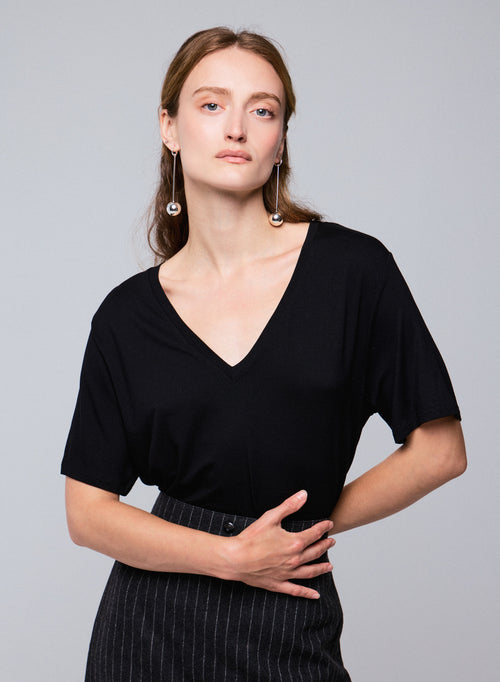 Schwarzes Kurzarm-T-Shirt aus Viskose / Elasthan mit V-Ausschnitt - MAJESTIC FILATURES