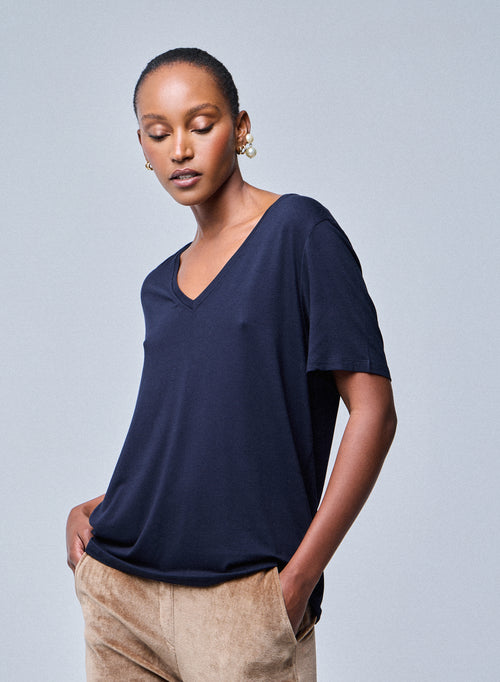 Marineblaues Kurzarm-T-Shirt mit V-Ausschnitt aus Viskose / Elasthan - MAJESTIC FILATURES