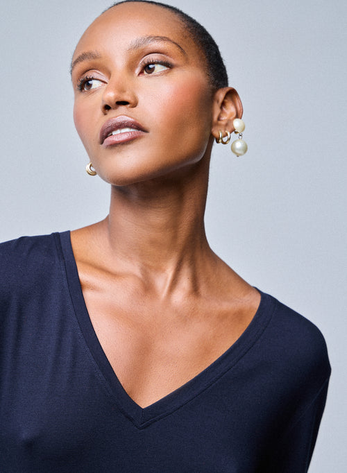 Marineblaues Kurzarm-T-Shirt mit V-Ausschnitt aus Viskose / Elasthan - MAJESTIC FILATURES