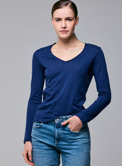 Camiseta de manga larga con cuello de pico azul en algodón orgánico / cachemir - MAJESTIC FILATURES