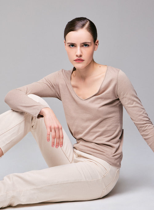 Camiseta de manga larga beige con cuello de pico en algodón orgánico / cachemir - MAJESTIC FILATURES