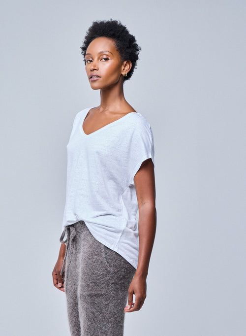 Weißes T-Shirt mit V-Ausschnitt und kurzen Ärmeln aus Leinen / Elastan - MAJESTIC FILATURES