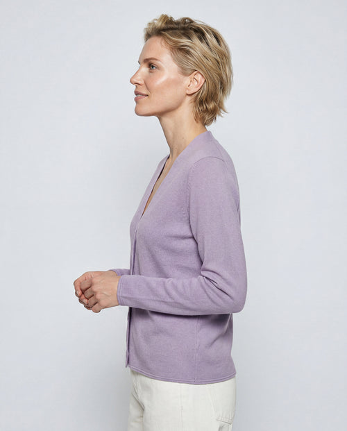 Langärmelige Kaschmirweste mit V-Ausschnitt in Hellviolett  - MAJESTIC FILATURES