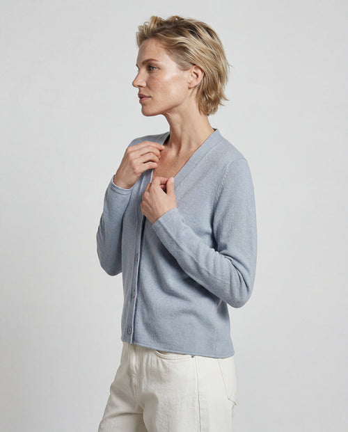 Langärmelige Kaschmirweste mit V-Ausschnitt in Hellblau - MAJESTIC FILATURES