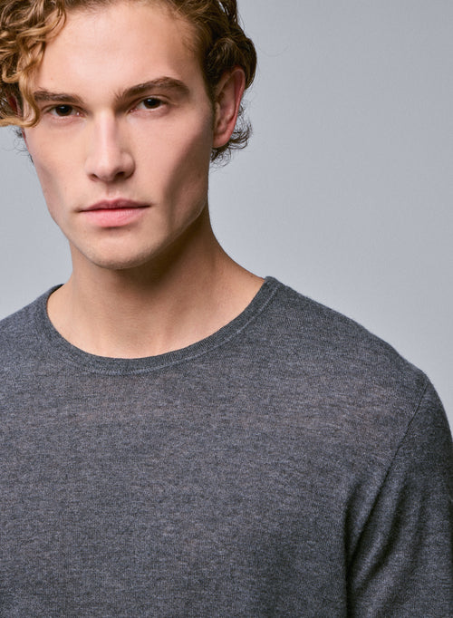 Graues Langarm-T-Shirt aus Kaschmir mit Rundhalsausschnitt - MAJESTIC FILATURES