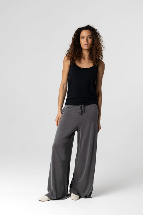 Ärmelloses Tanktop mit U-Ausschnitt aus Lyocel, Tencel / Bio-Baumwolle in Schwarz - MAJESTIC FILATURES