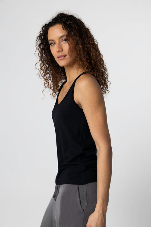 Ärmelloses Tanktop mit U-Ausschnitt aus Lyocel, Tencel / Bio-Baumwolle in Schwarz - MAJESTIC FILATURES