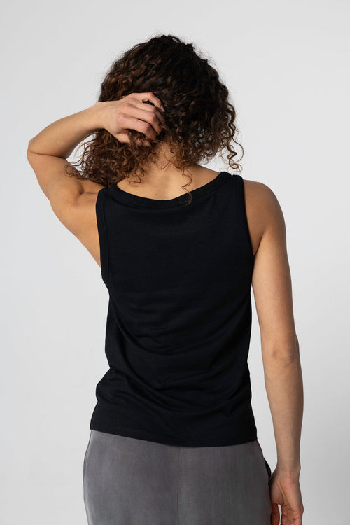 Ärmelloses Tanktop mit U-Ausschnitt aus Lyocel, Tencel / Bio-Baumwolle in Schwarz - MAJESTIC FILATURES