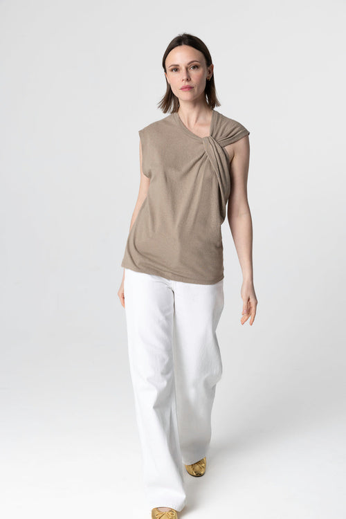 Ärmelloses Tanktop mit Knotenausschnitt aus Baumwolle/Leinen in Kaffee-Latte - MAJESTIC FILATURES