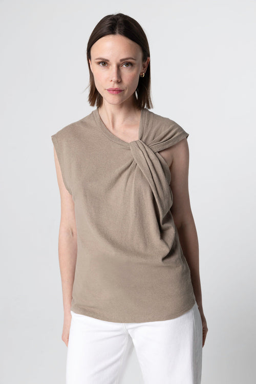 Ärmelloses Tanktop mit Knotenausschnitt aus Baumwolle/Leinen in Kaffee-Latte - MAJESTIC FILATURES