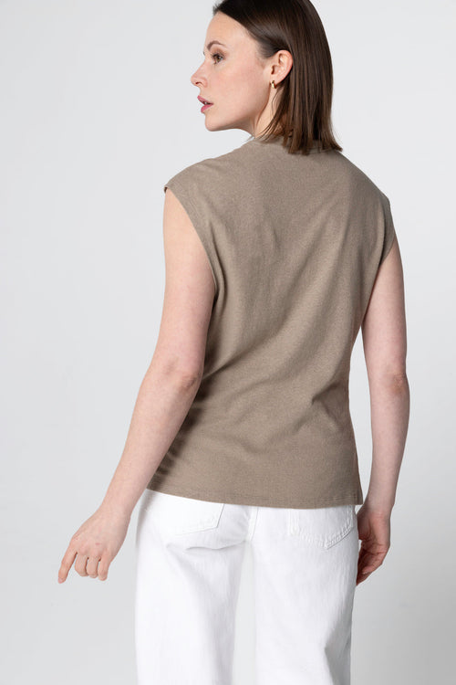 Ärmelloses Tanktop mit Knotenausschnitt aus Baumwolle/Leinen in Kaffee-Latte - MAJESTIC FILATURES